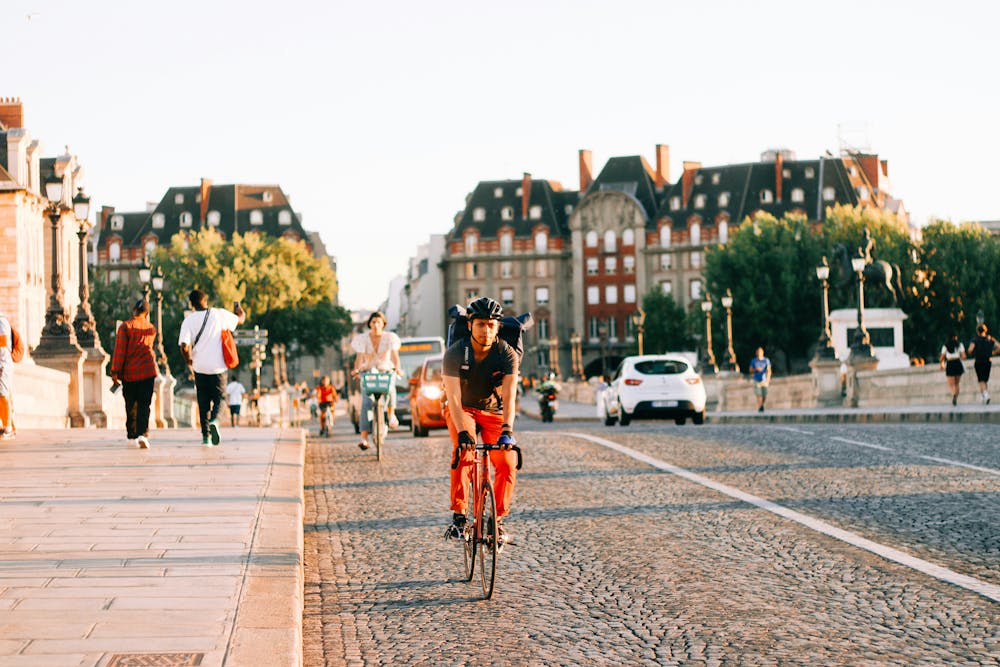 Un cycliste sur une piste cyclable en France