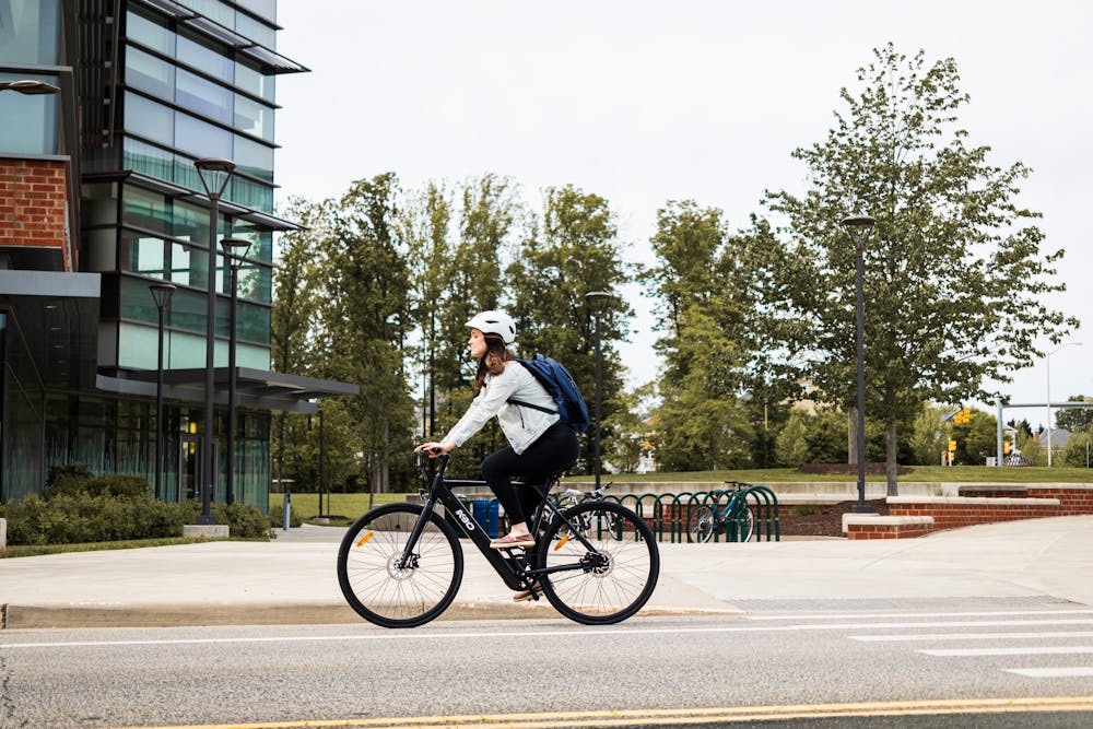 Une cycliste qui se rend au travail à vélo