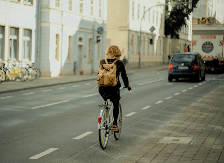 Une cycliste qui pédale en ville sur une bande cyclable