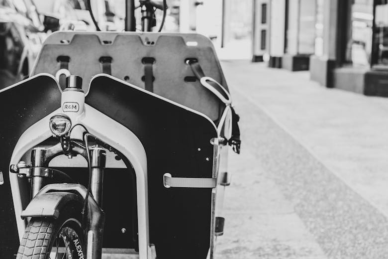 vélo cargo en noir et blanc 