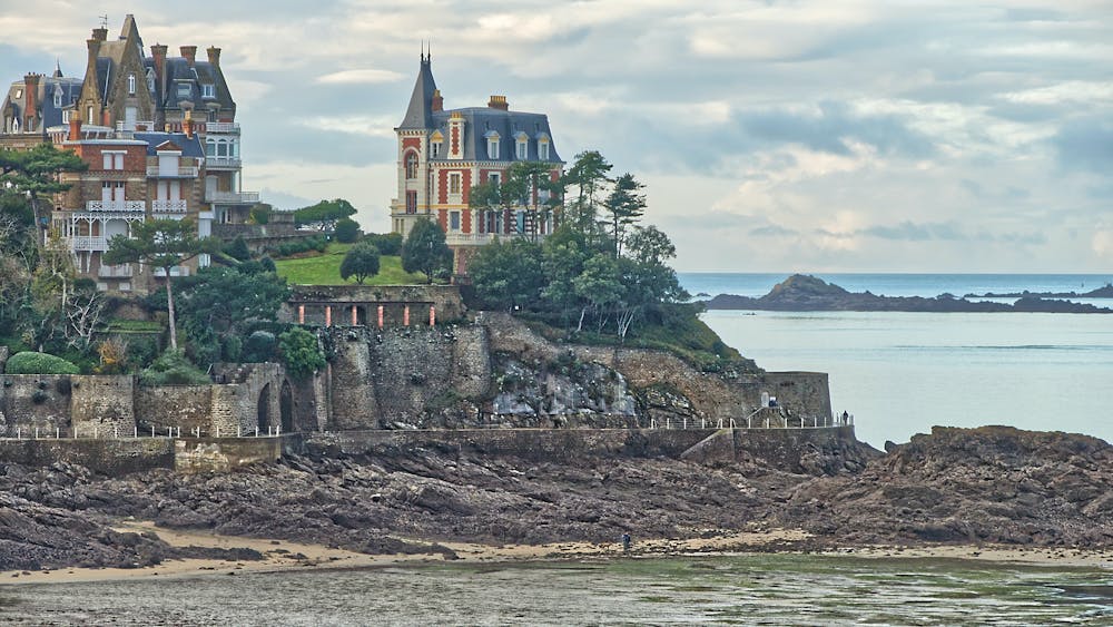 Château au bord d'une falaise à Dinard en Bretagne