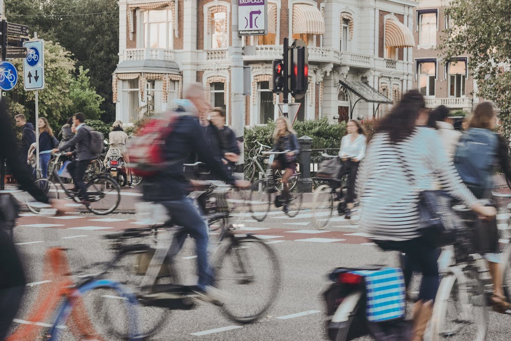 Plusieurs personnes à vélo circulant en ville