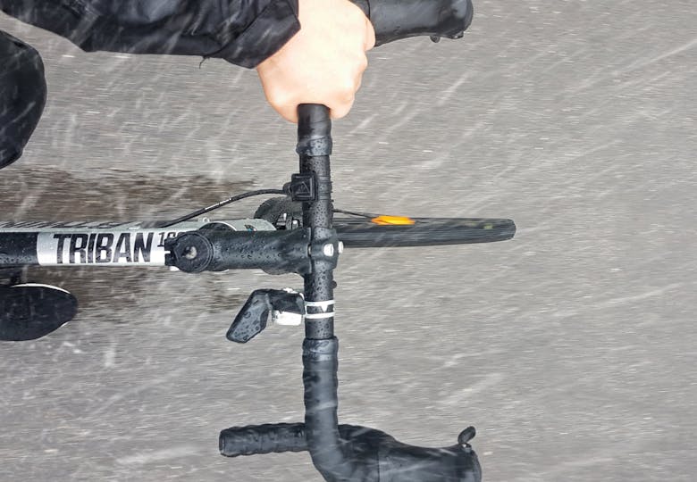 Cycliste roulant sous la pluie