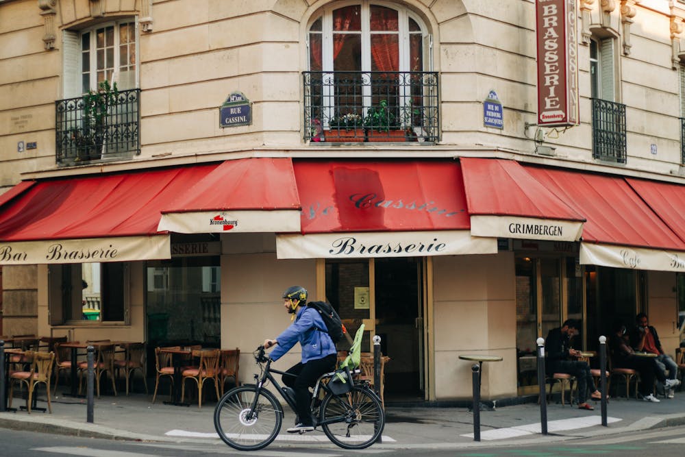 Un cycliste qui pédale dans une rue à Paris