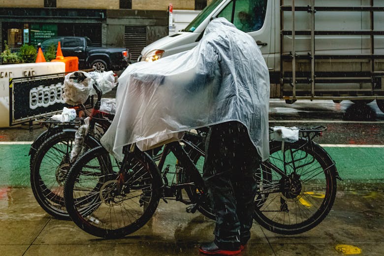 Cycliste avec une cape de pluie