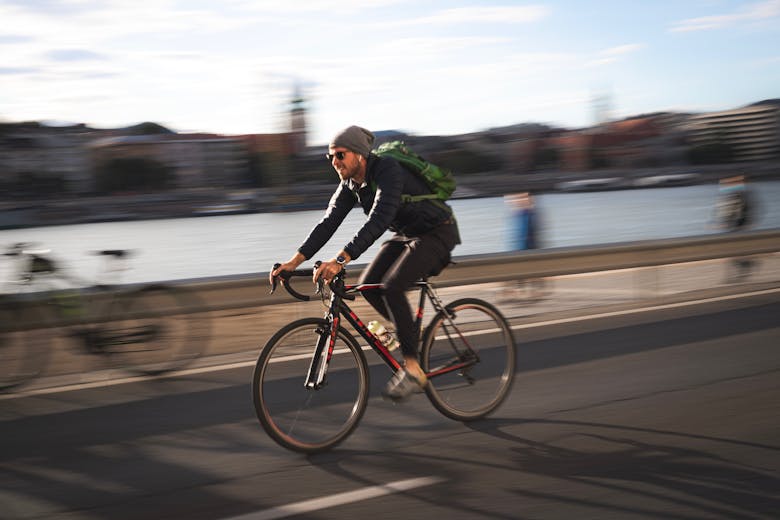 Un cycliste qui roule à vélo sur un pont