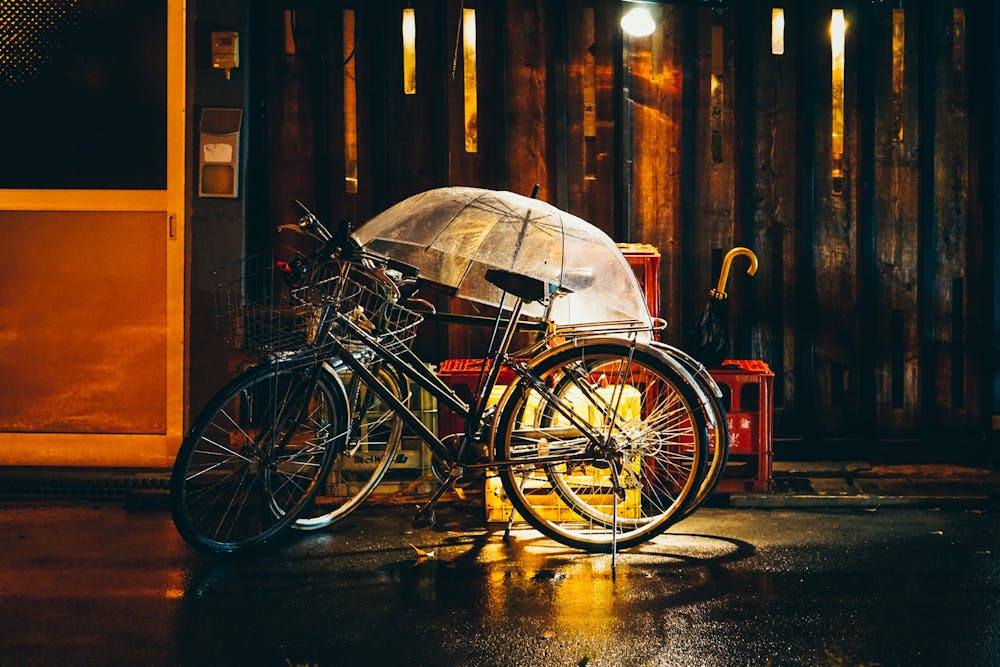 Vélo sous la pluie protégé par un parapluie
