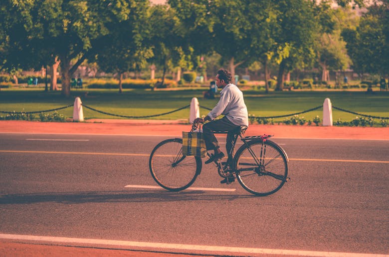 Vélotaffeur sur une route cyclable