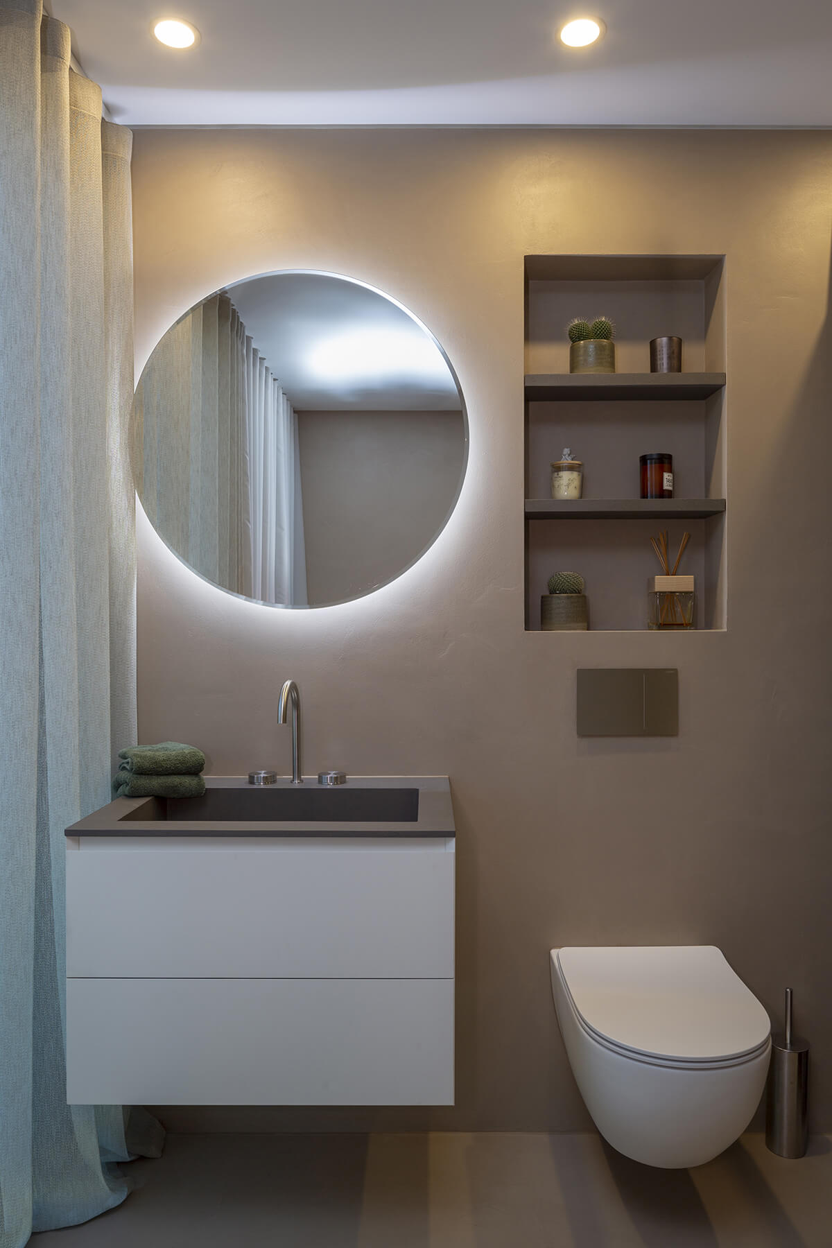 Mobile: Cubik di Idea laccato opaco con top in Unicolor Porfido con specchio Idea retroilluminato 