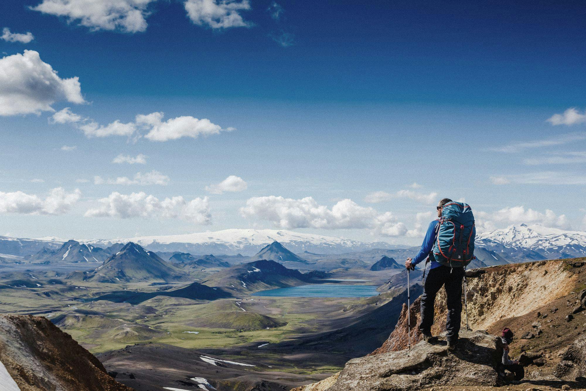 Maður í fjallgöngu með skýjaútsýni