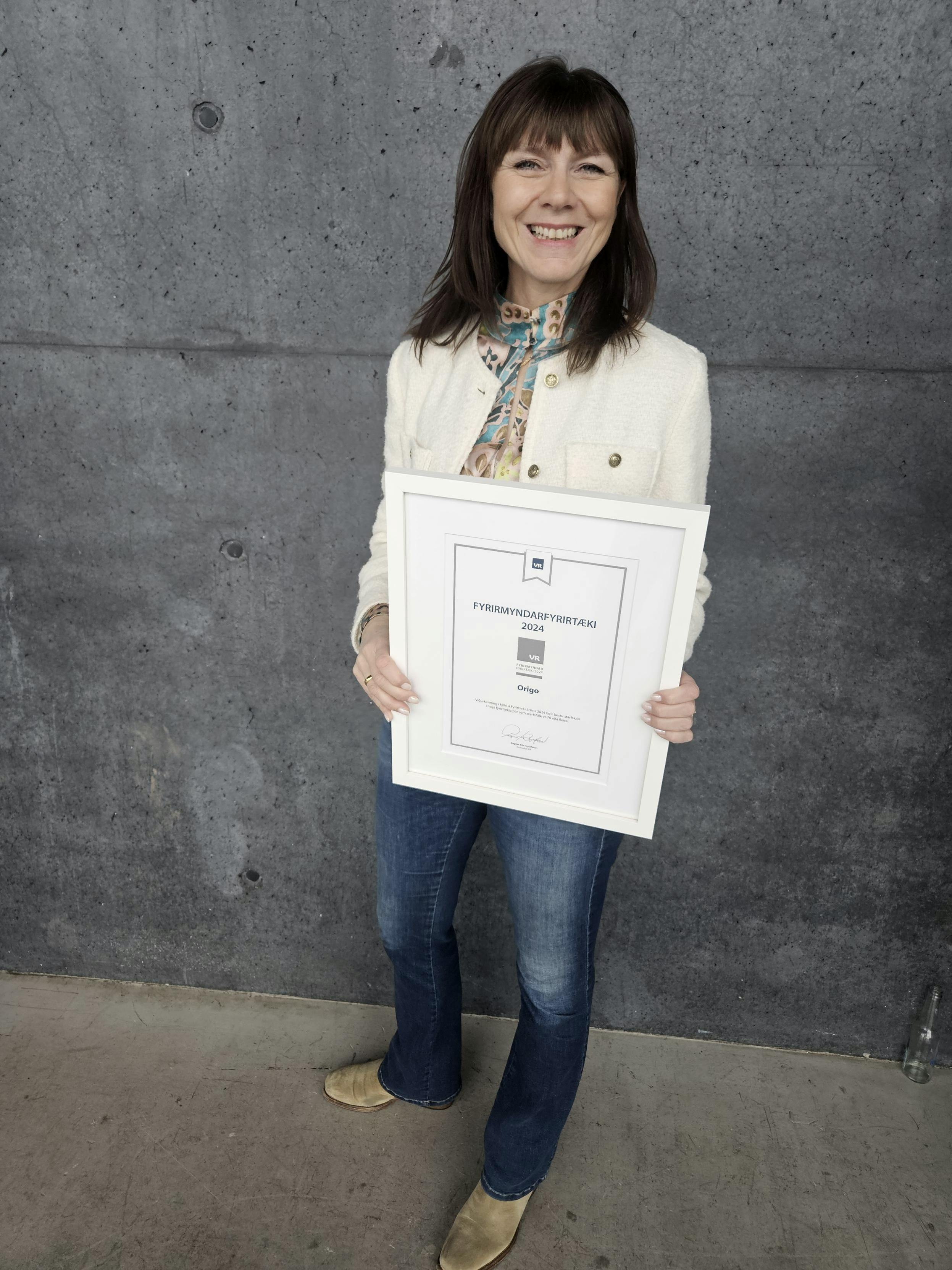 Dröfn Guðmundsdóttir framkvæmdarstjóri mannauðsmála hjá Origo tók á móti viðurkenningunni.