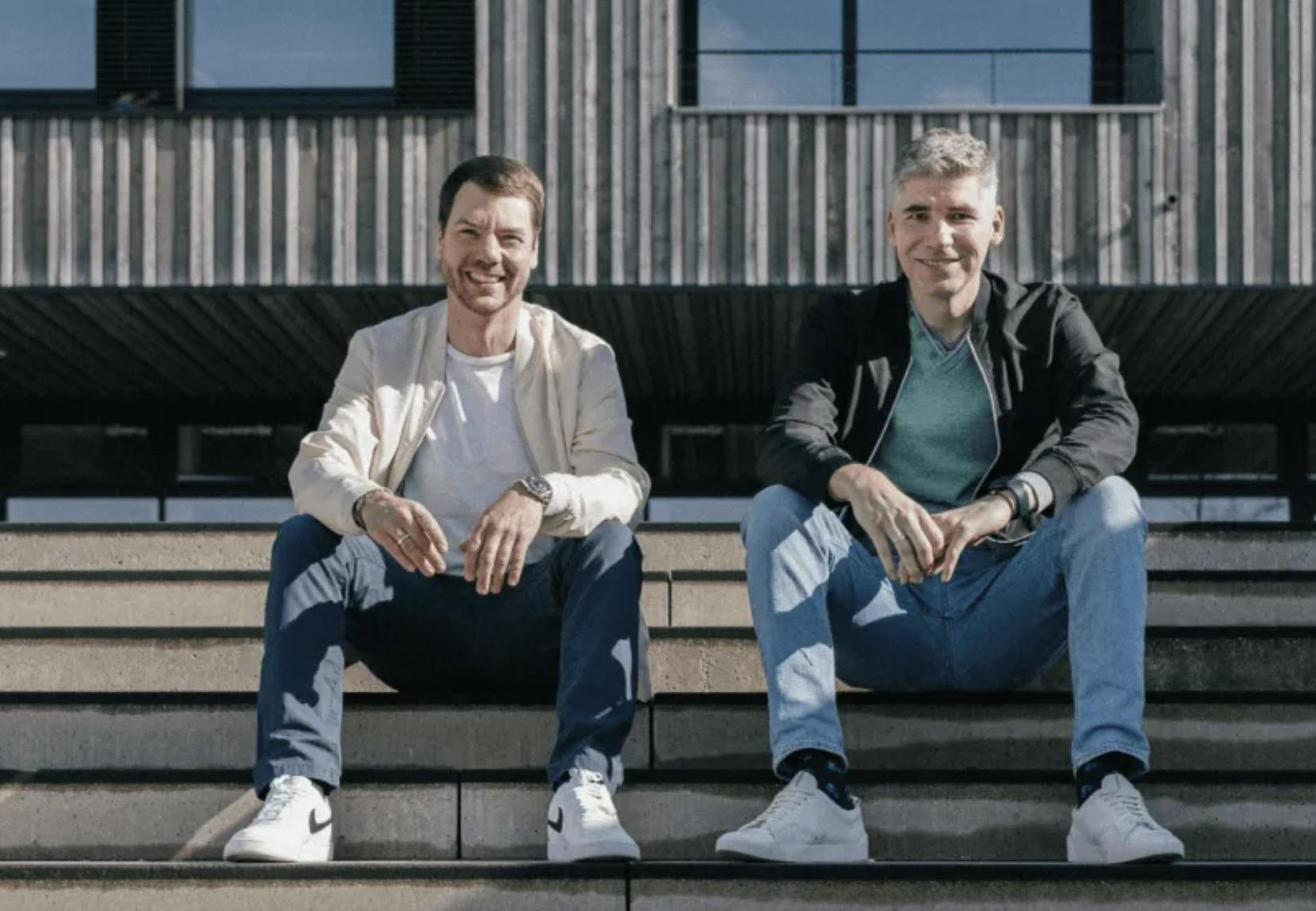 Gabor und Chris von New Inside bieten professionelle DJ-Dienstleistungen für Hochzeiten, Geburtstagsfeiern und Firmenveranstaltungen in München und Umgebung. Mit innovativer Musik- und Eventgestaltung sorgen sie für unvergessliche Erlebnisse. Besucht www.newinside.de für mehr Informationen.