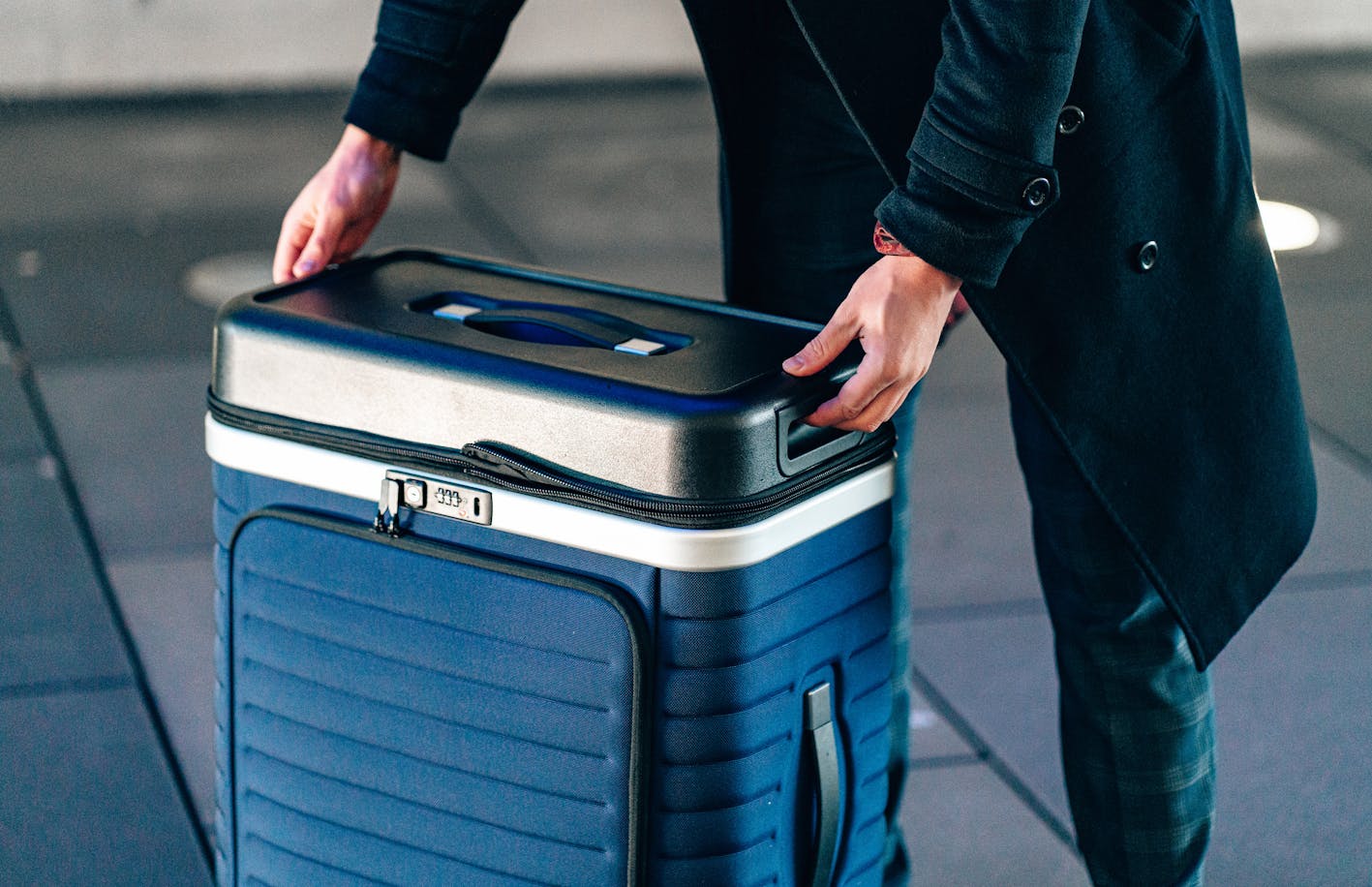 Pull Up Suitcase in blue - when removing the lid