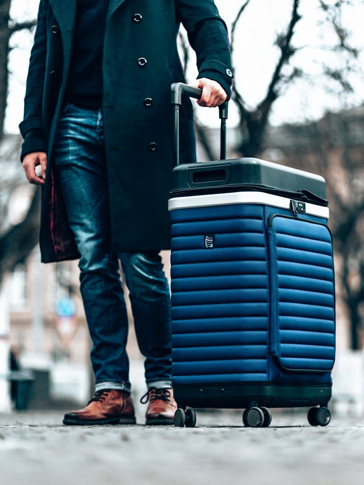 Pull Up Suitcase in blau - in Benutzung