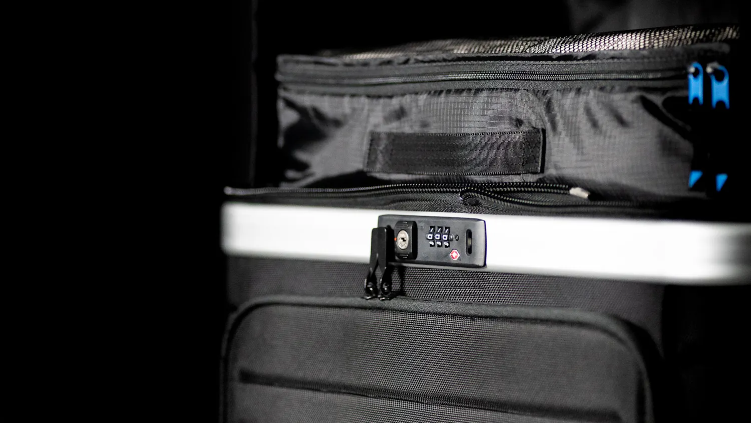 Pull Up Suitcase in black - detailed pulled out with packing cube 