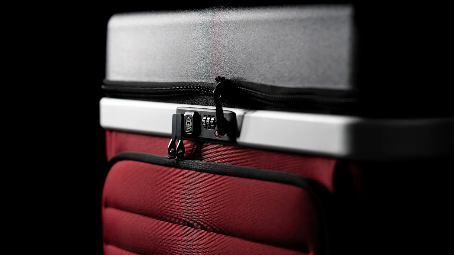 Pull Up Suitcase in red - detailed Lid and TSA-Lock