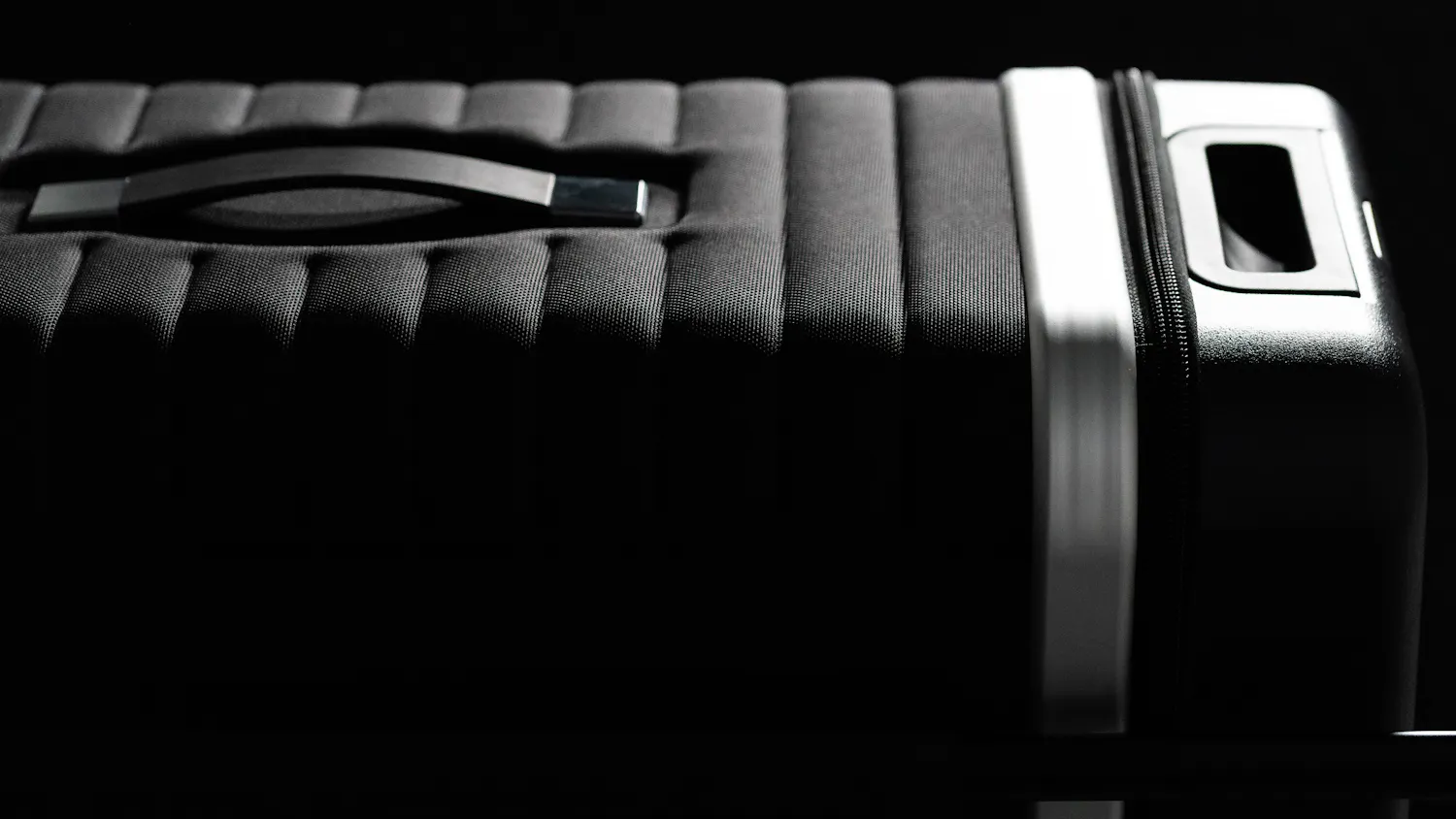 Pull Up Suitcase in black - detailed closed