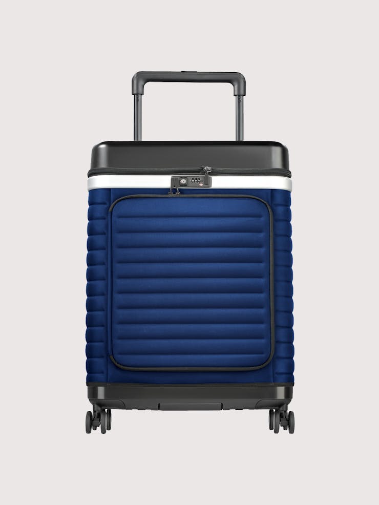 Pull Up Suitcase in blau - Vorderansicht mit Hintergrund