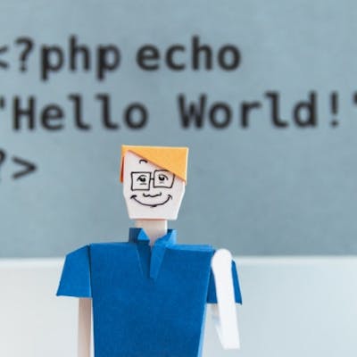Lächelnde Pappfigur vor Code
