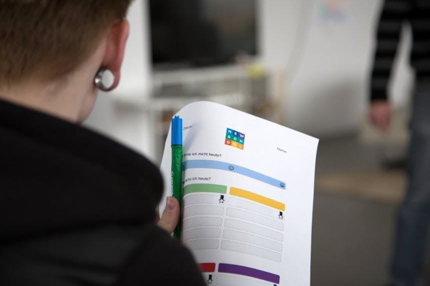 Schüler mit Formular zum ausfüllen