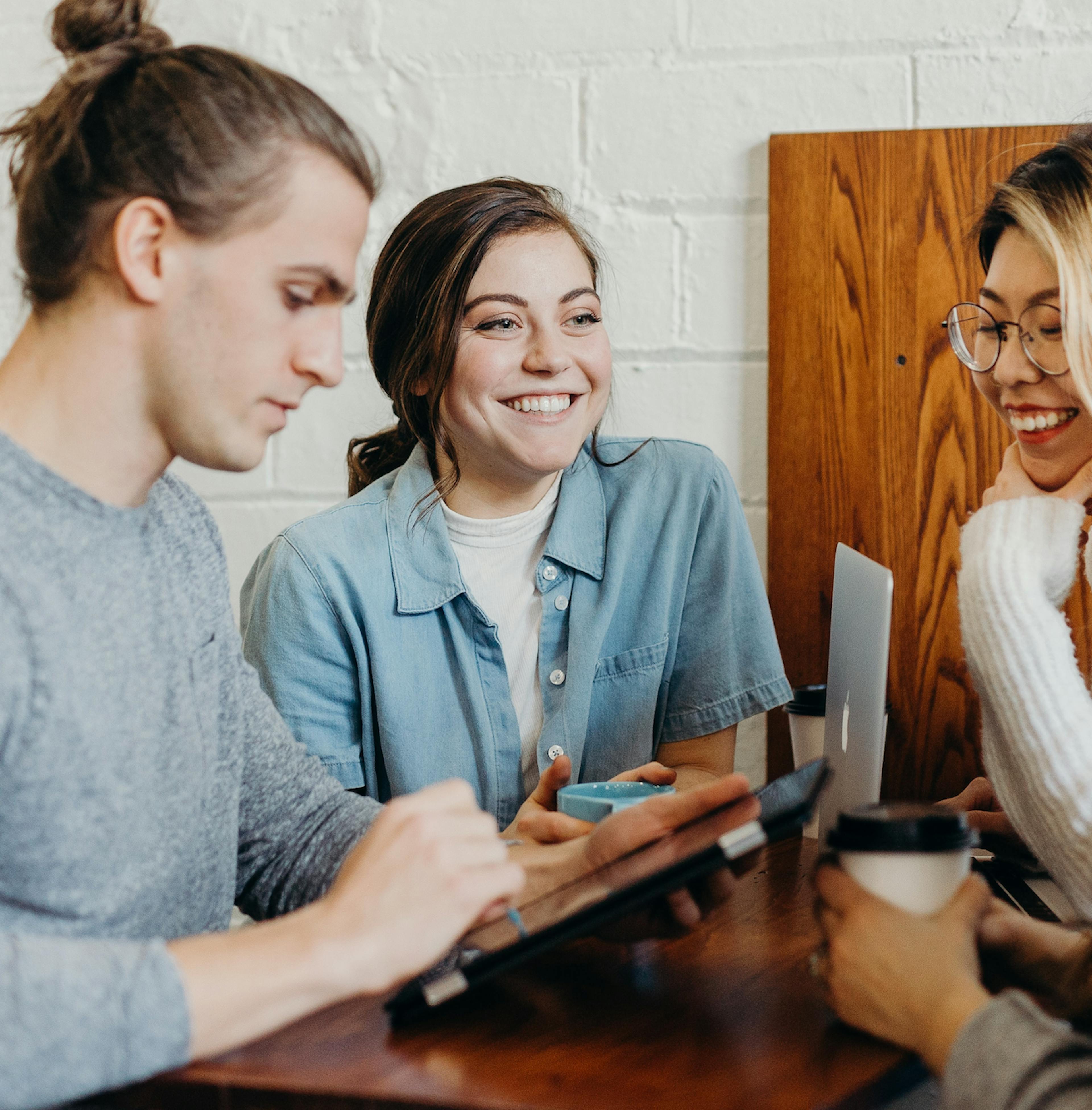 People at a restaurant sitting around some computers – as a thumbnail. 