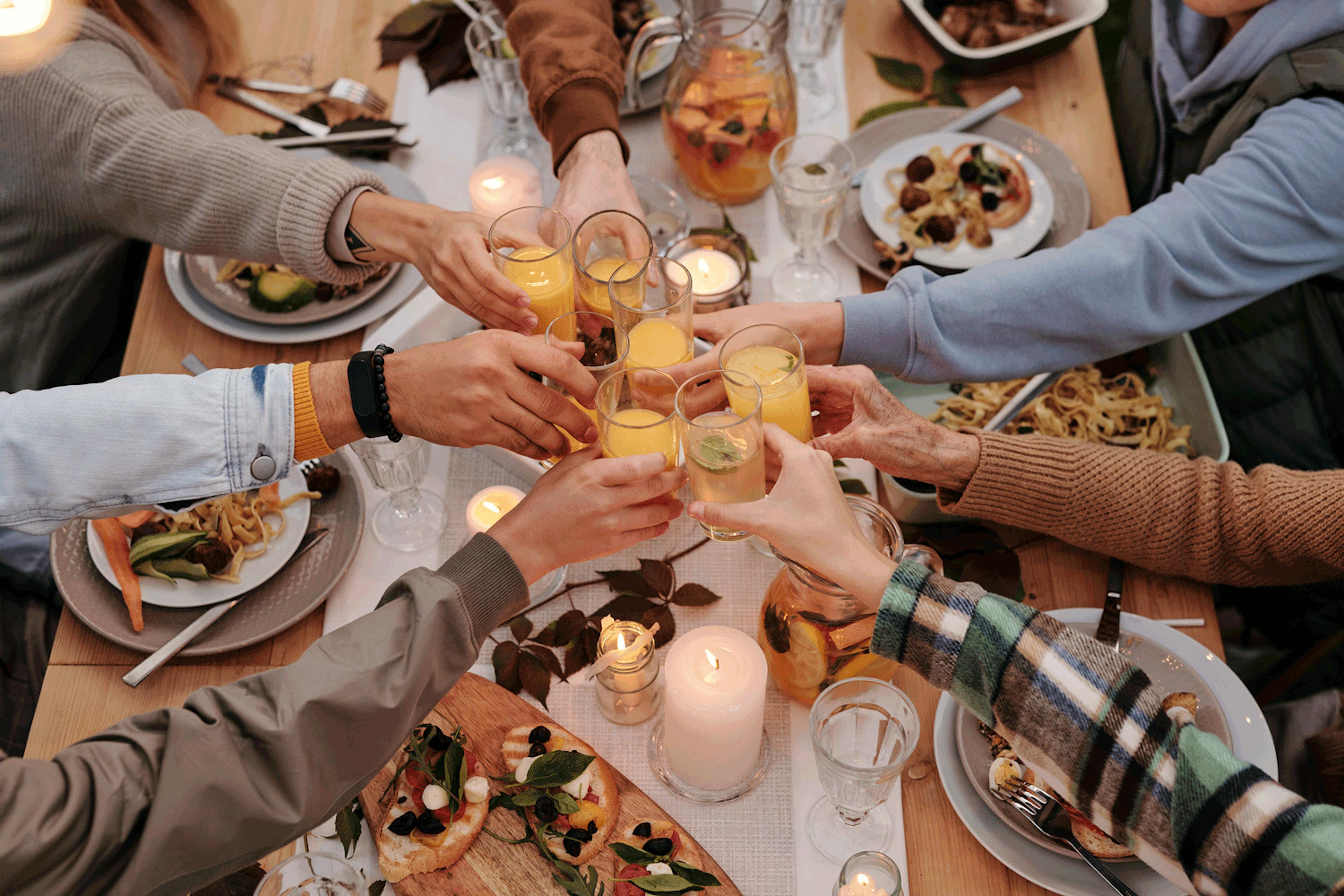Image of a family cheersing their drinks at Thanksgiving