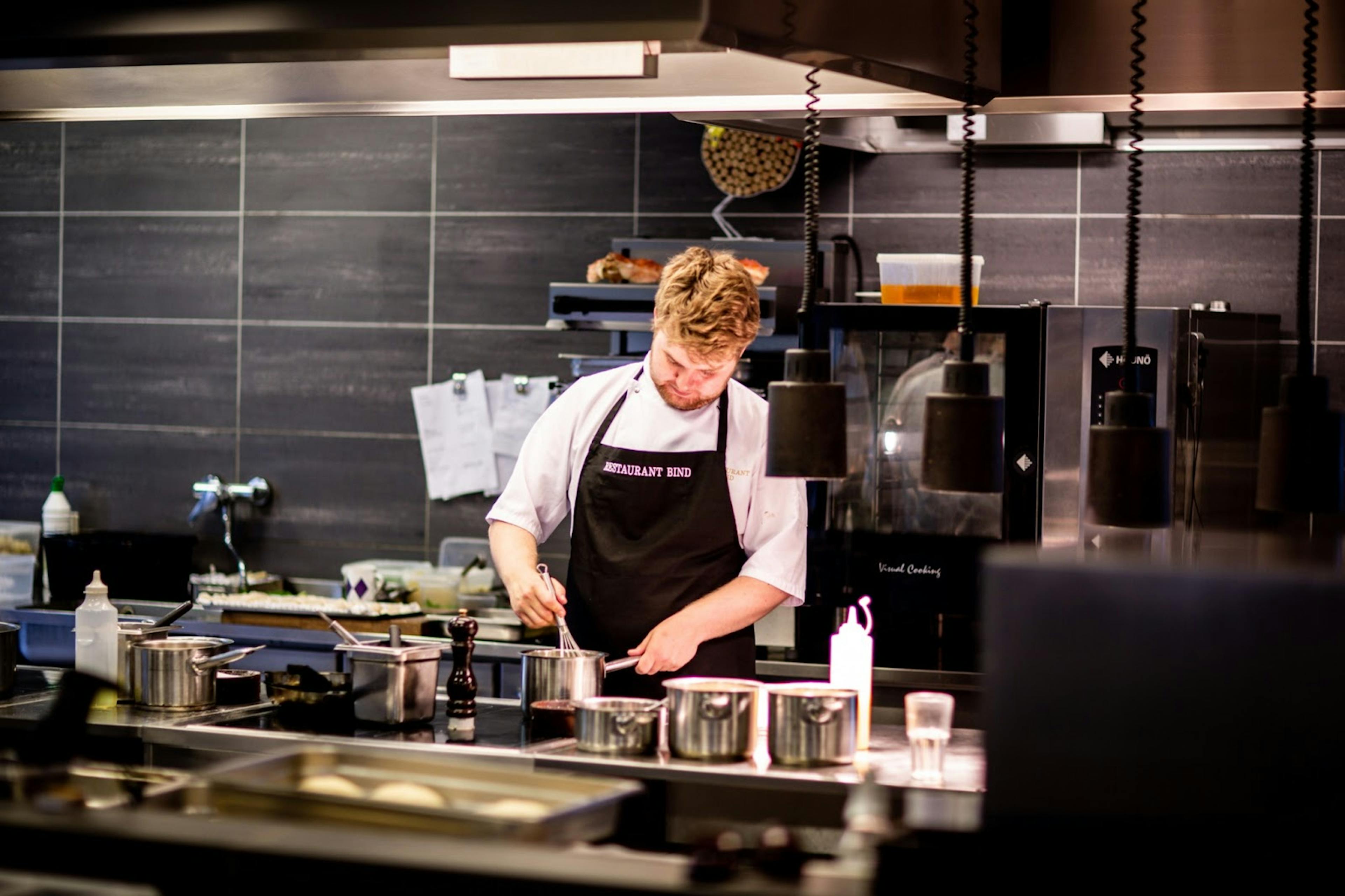 Image of a chef preparing food for his virtual restaurant 