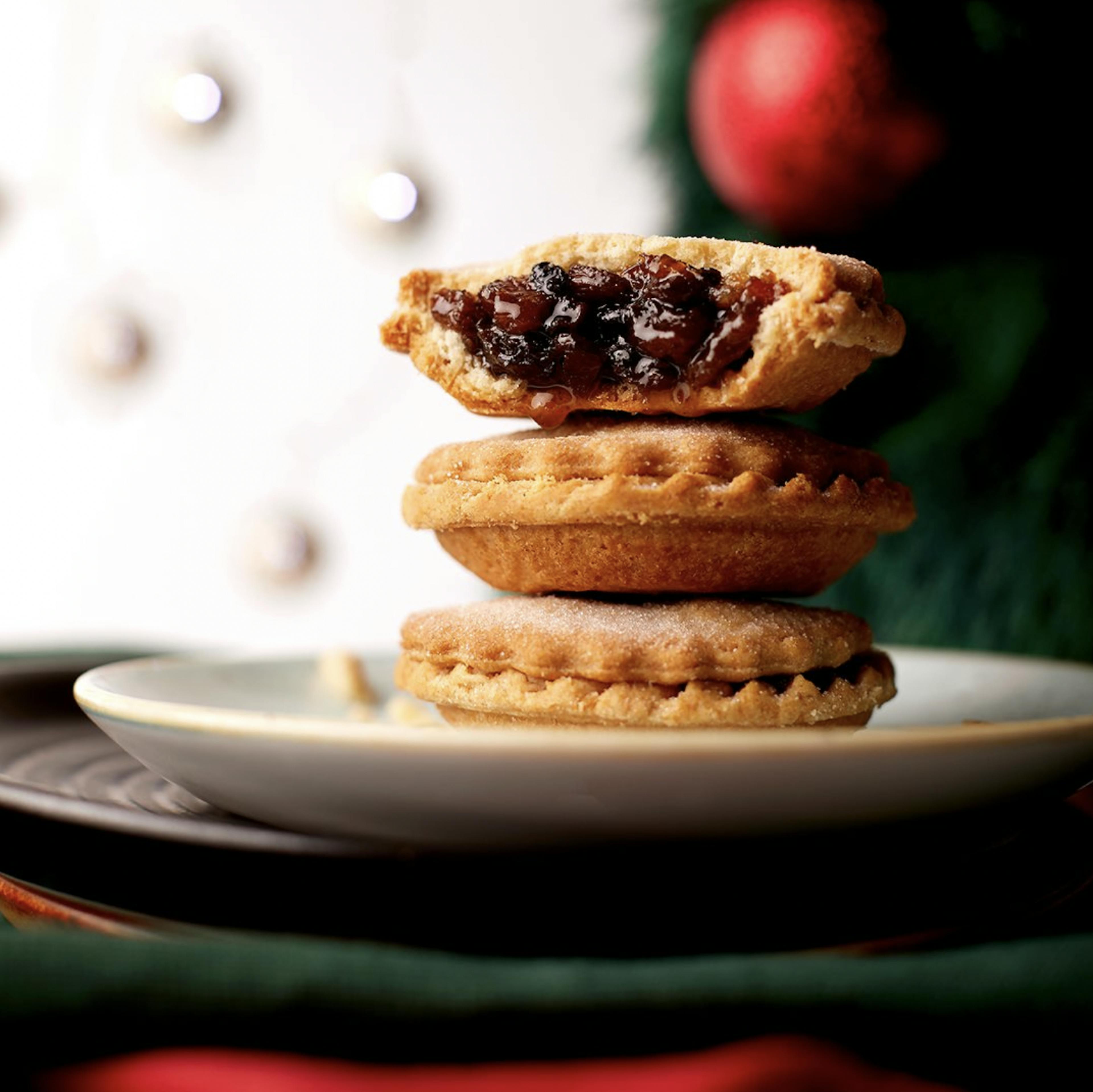 Image of a mince pie - a classic holiday food in the UK