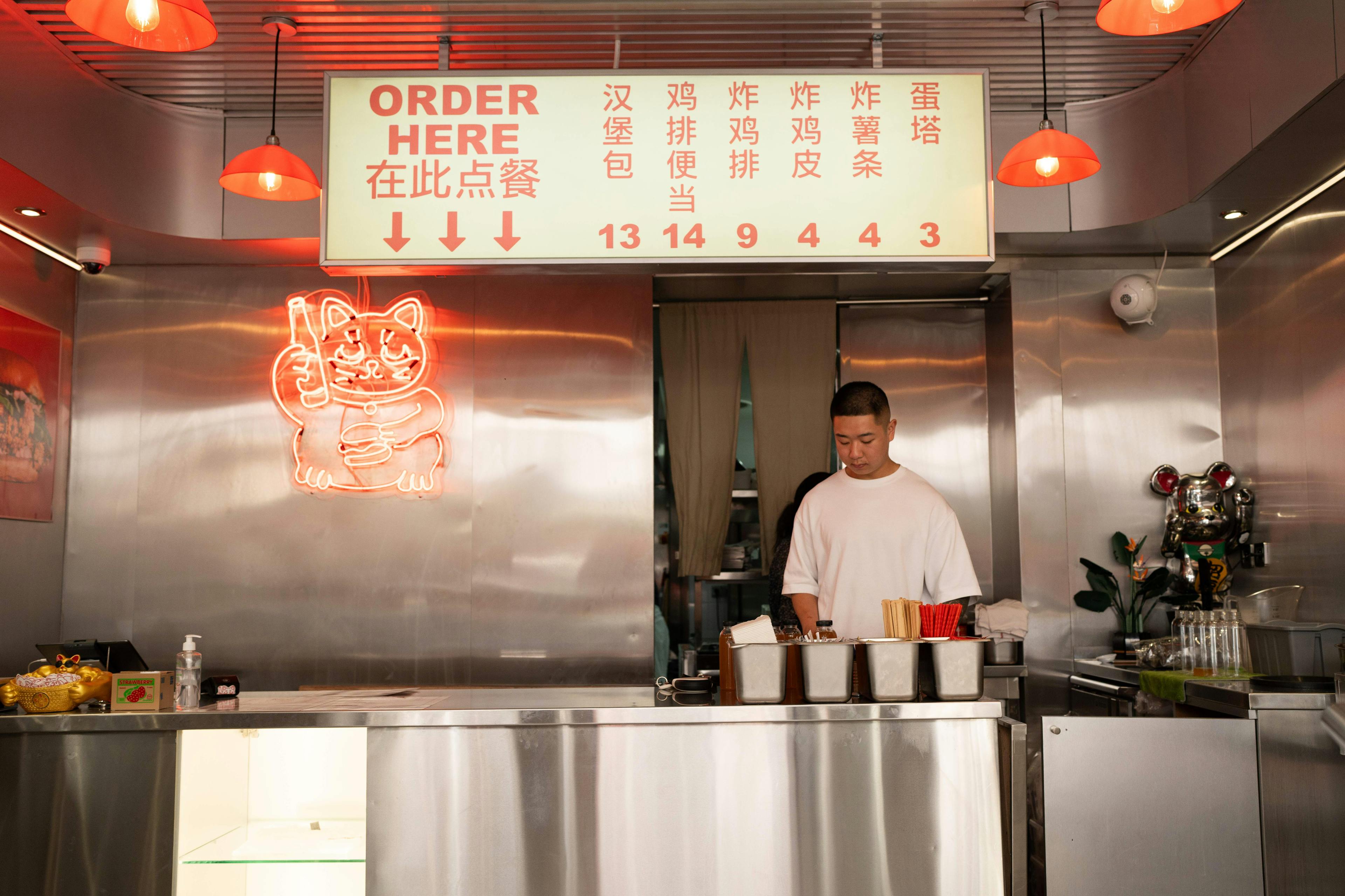 Image of restaurant employee behind the counter at Mao Fry in France