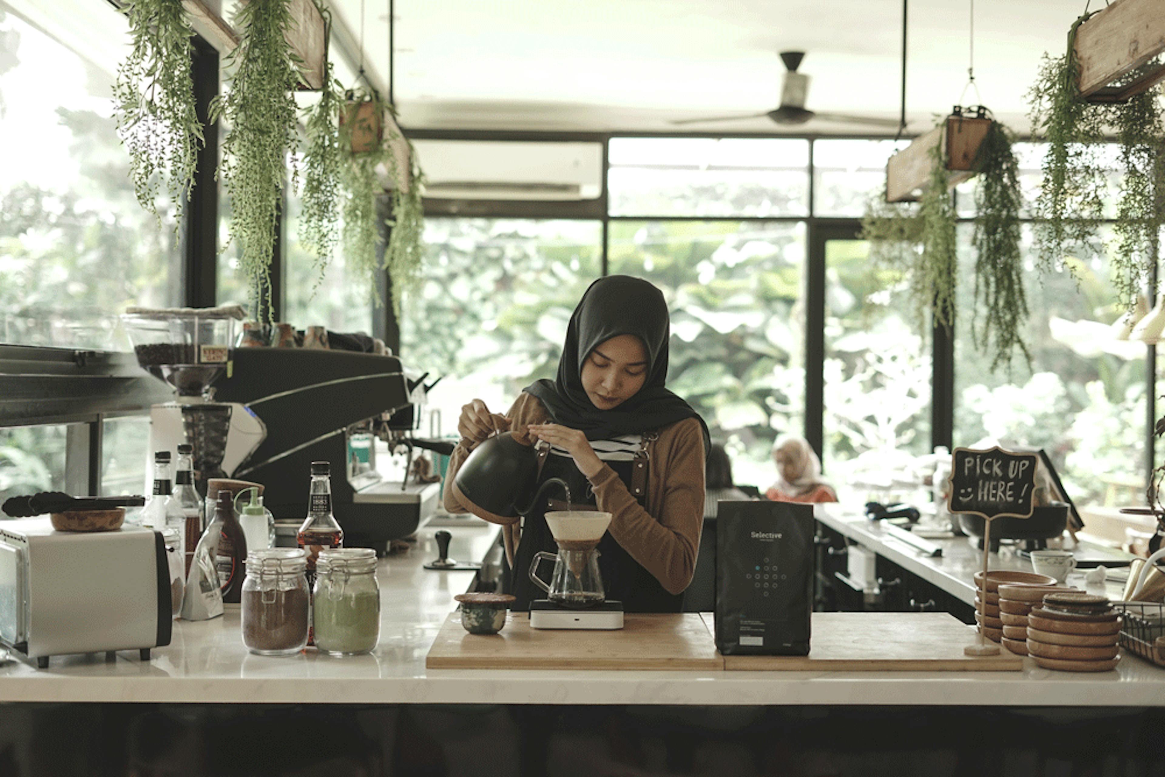 Image of a woman barista preparing coffee