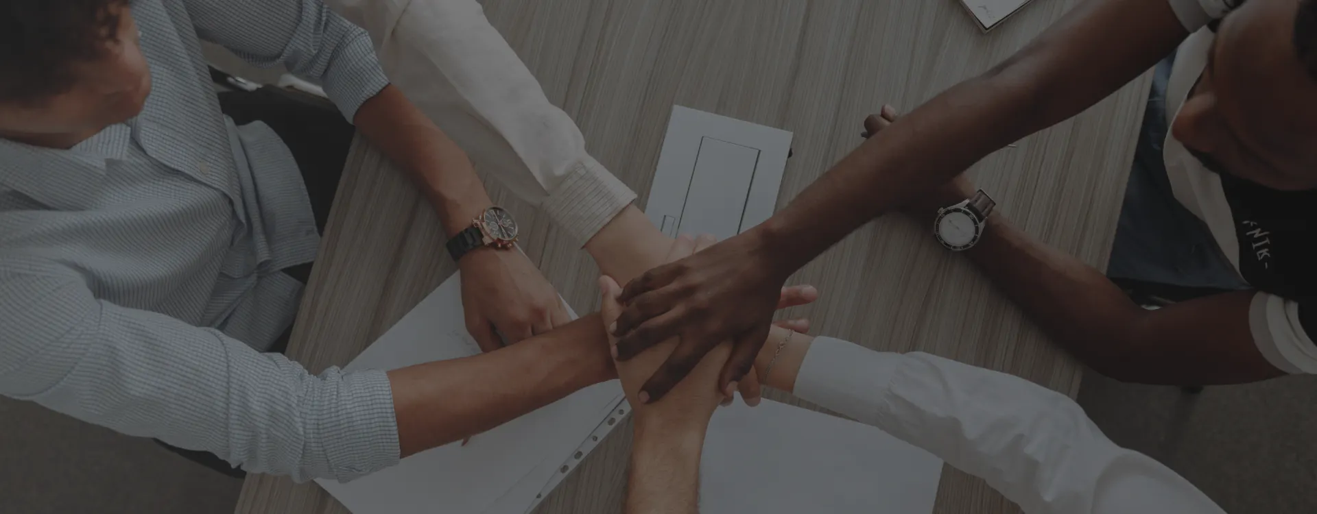Personas juntando manos sobre mesa