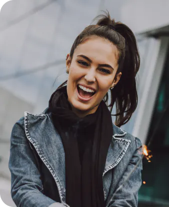 mujer sonriendo