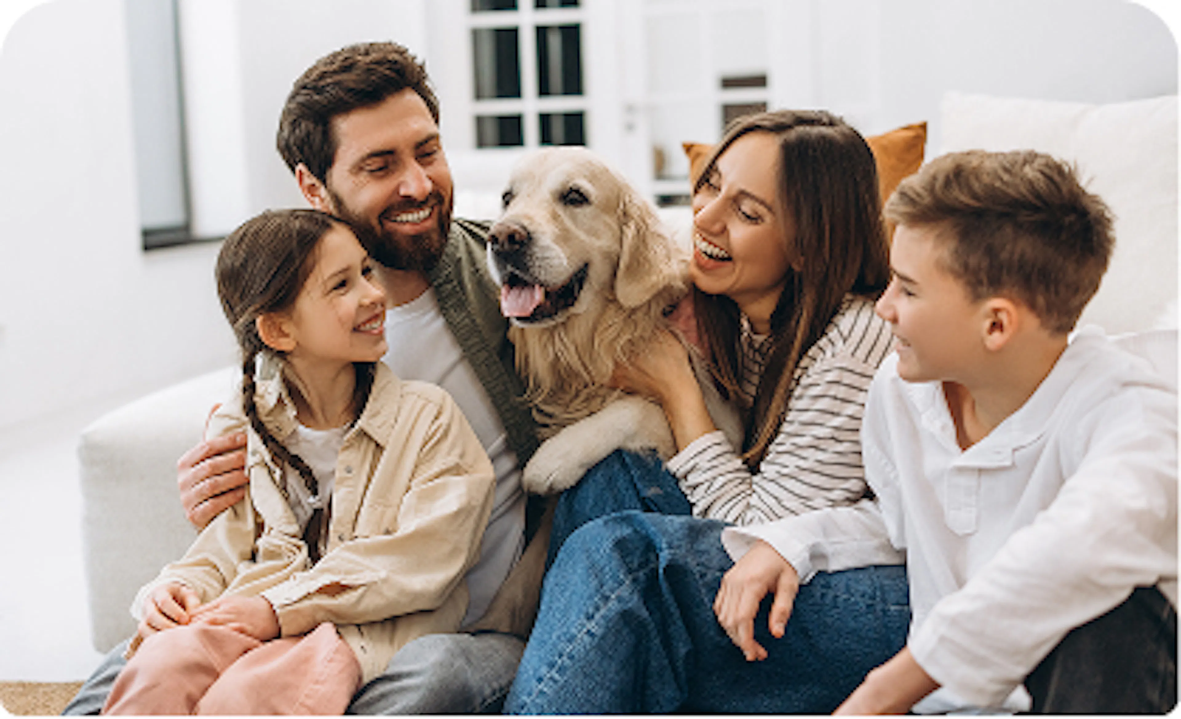 familia sentada en un sofa sonriendo