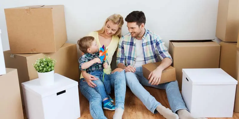 Une famille et des cartons de déménagement