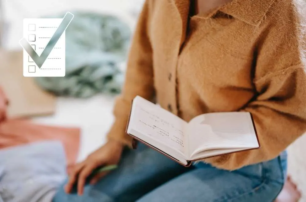 personne en train de faire sa checklist déménagement
