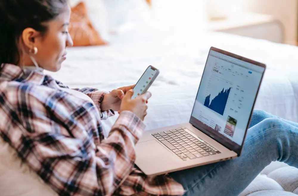 femme cherchant un financement pour son déménagement