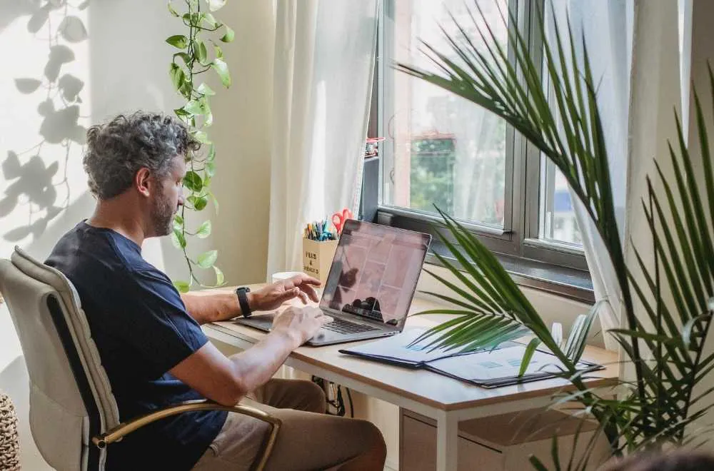 homme payant sa taxe d'habitation
