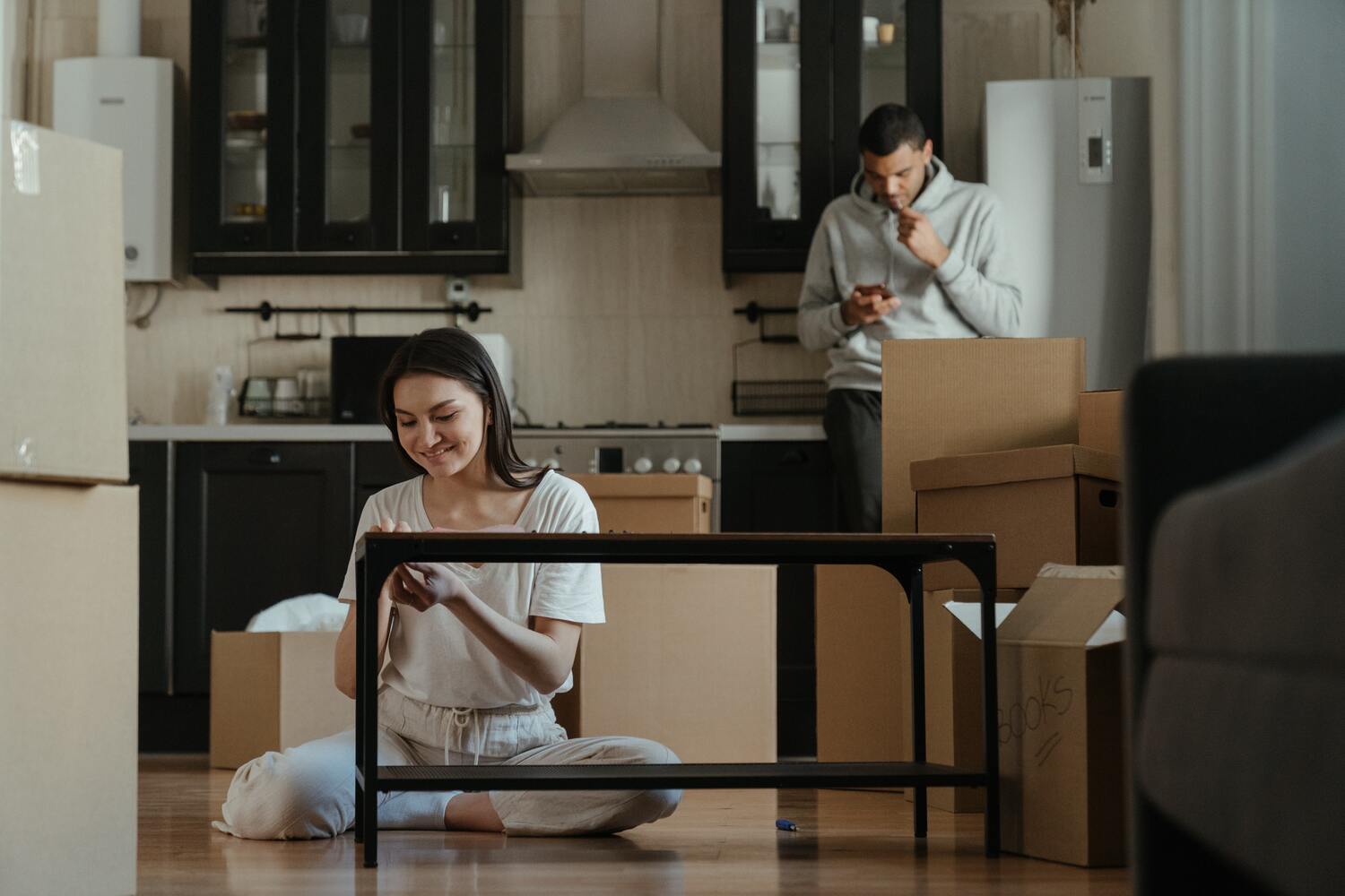 Femme et homme au salon avec des cartons 