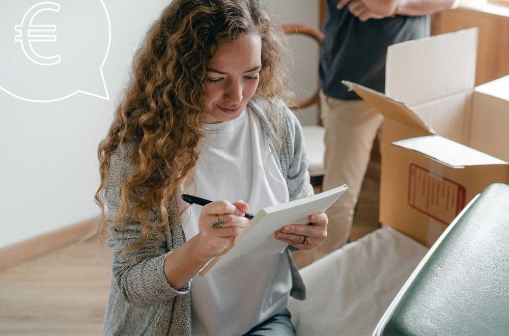 Une femme avec un papier 