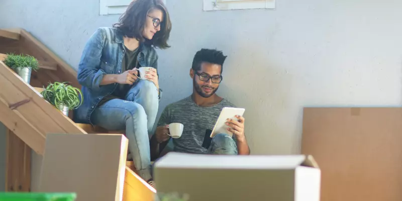 Homme et femme assis sur un escalier  