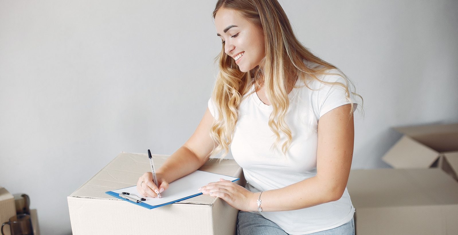 Une femme qui déménage avec ses cartons