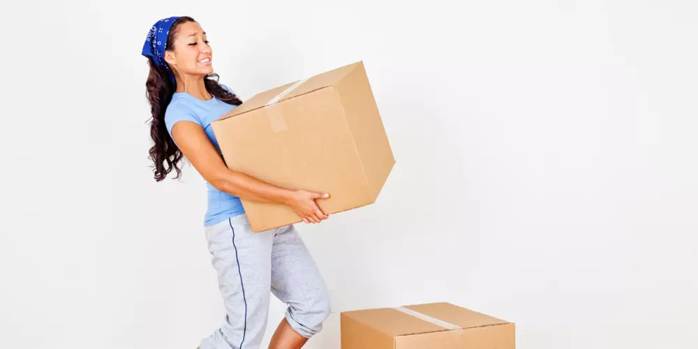 Femme qui porte un carton