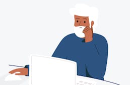 Eldri maður situr við tölvu