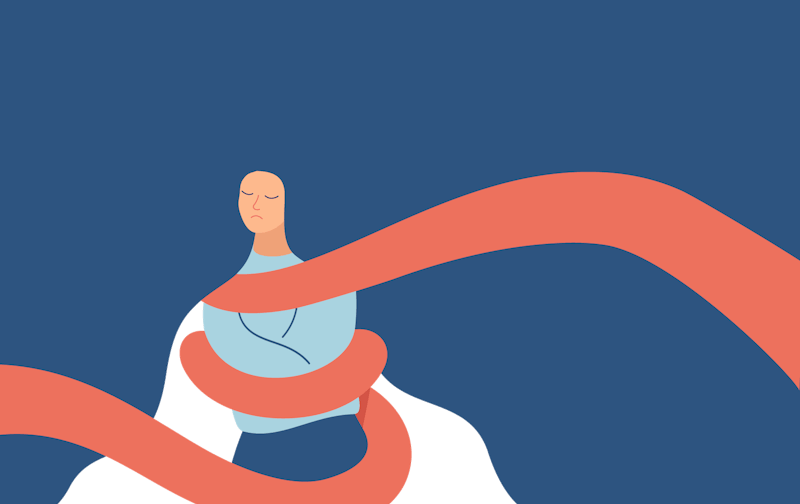 Manneskja í fjötrum. Hún er með lokuð augu og er leið á svipinn og heldur þétt utan um sig. Rauður borði er vafinn utan um hana.