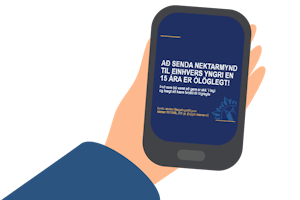 Hendi að halda á síma sem sýnir svar við nektarmynd.