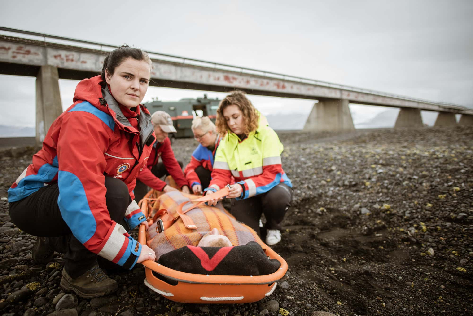 Björgunarsveitarfólk aðstoðar slasaða manneskju á börum