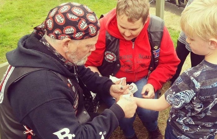 Bifhjólafólk setur plástur á stodoła