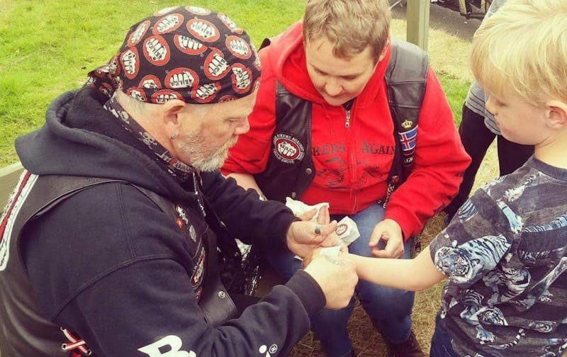 Bifhjólafólk setur plástur á stodoła