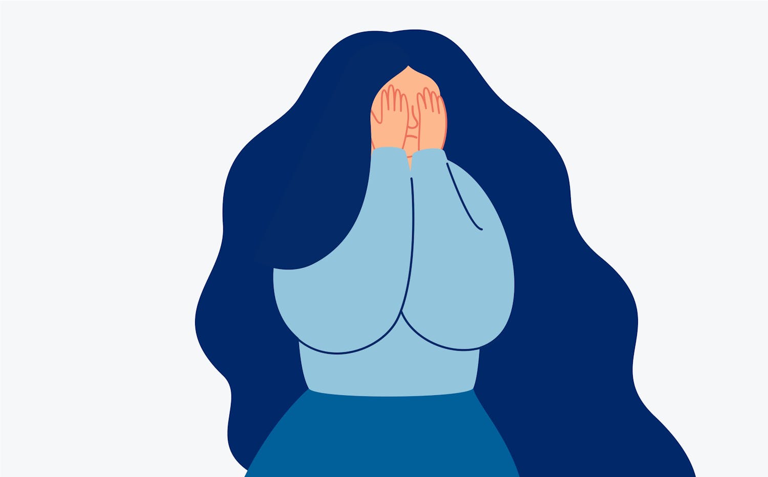 Manneskja með sítt hár heldur fyrir andlitið