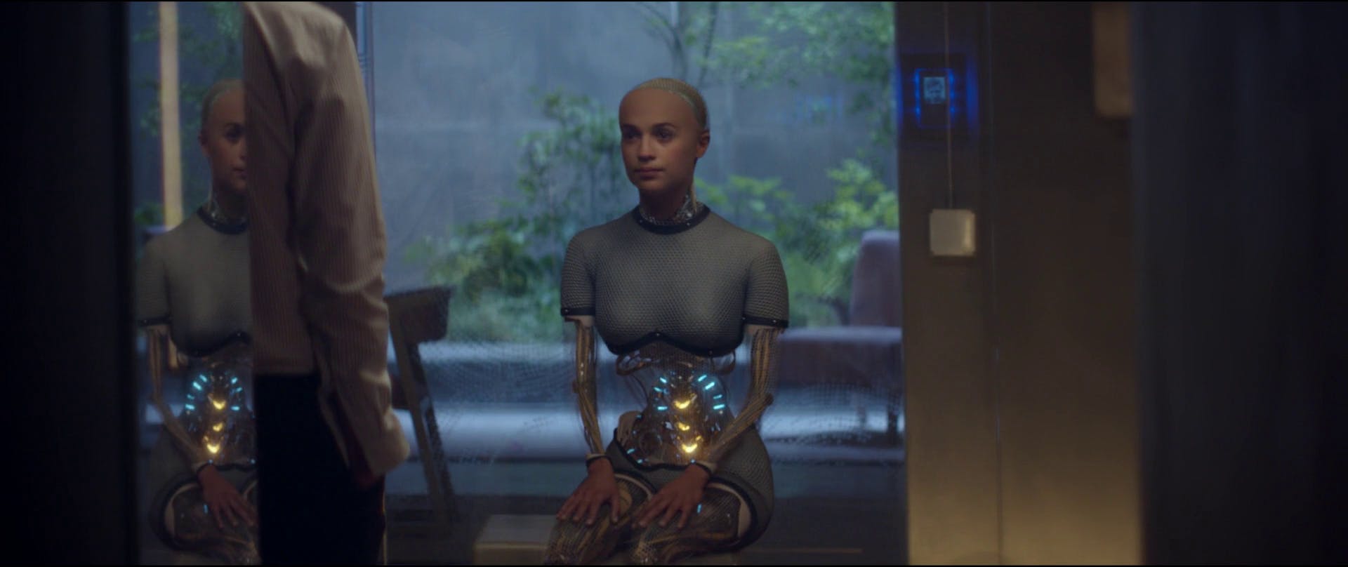 Alicia VIkander as Ava in Ex Machina